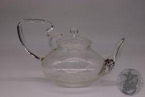 Glass tea pot with integrated strainer