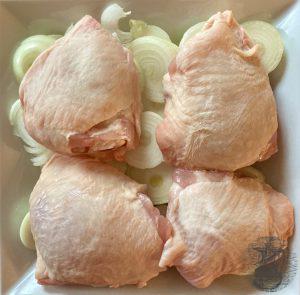 Pollo su cipolle per pollo Yassa